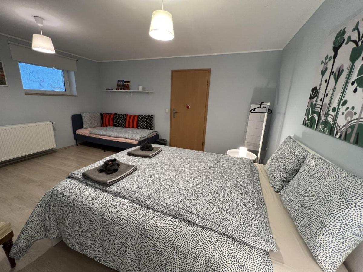 Deze driepersoonskamer heeft een gedeelde badkamer.