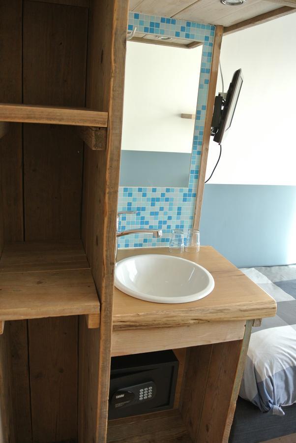 Kleine Eenpersoonskamer met Gedeelde Badkamer