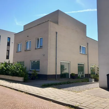 Private Rooms, Free Parking, Luxury City Villa Close To The Center-2